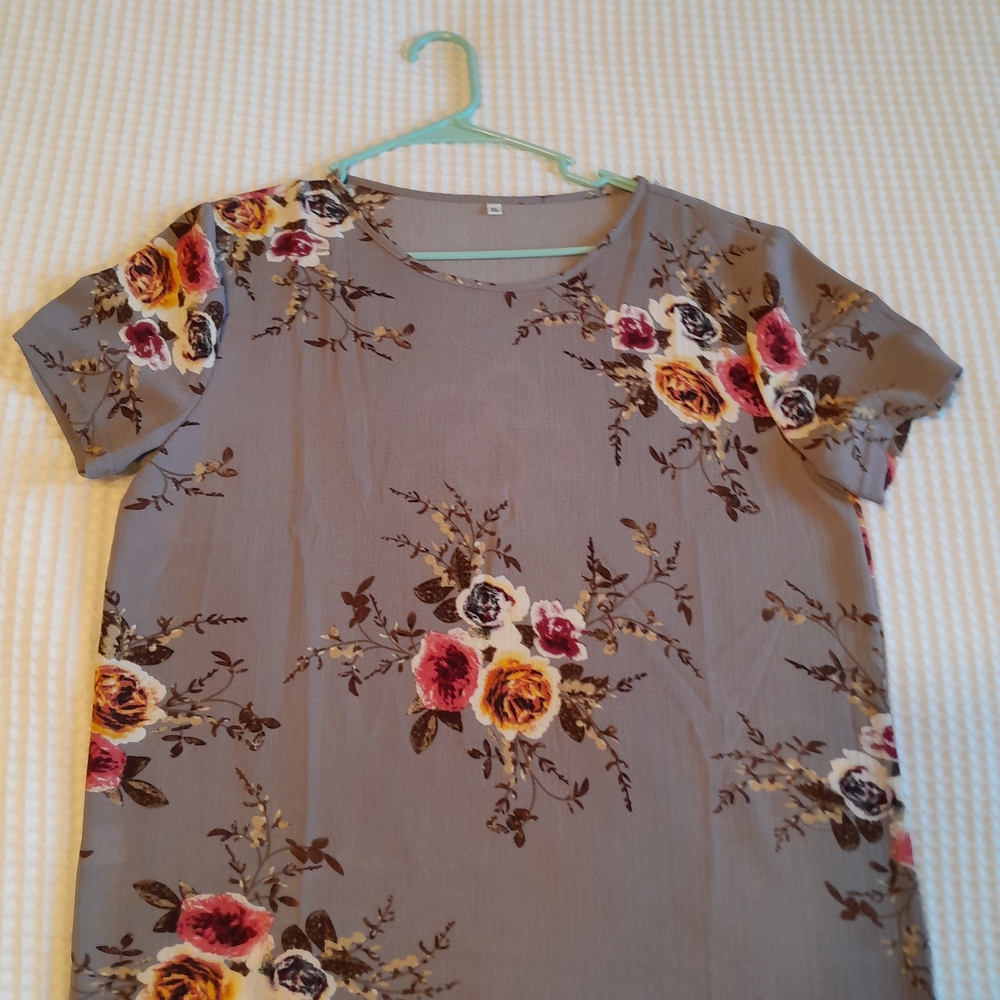 Floral Short Sleeve Top in Gray and Pink